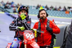Hunter Lawrence in azione nella Philadelphia Supercross 2026 in condizioni di fango con la Honda CRF450RWE