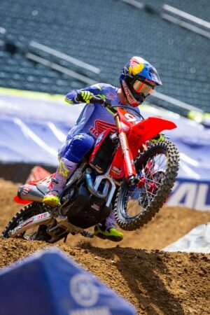 Hunter Lawrence con la CRF450RWE al Philadelphia Supercross 2026 su pista in condizioni di fango