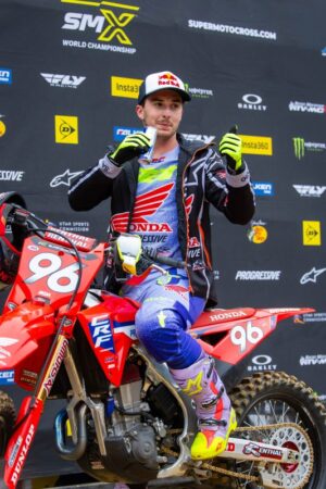 Hunter Lawrence in sella alla CRF450RWE nel fango della Philadelphia Supercross 2026