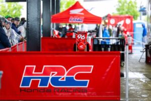 Hunter Lawrence su CRF450RWE alla Philadelphia Supercross 2026 in condizioni di fango