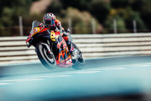 Enea Bastianini con la RC16 del team Red Bull KTM Tech3 durante i test a Jerez