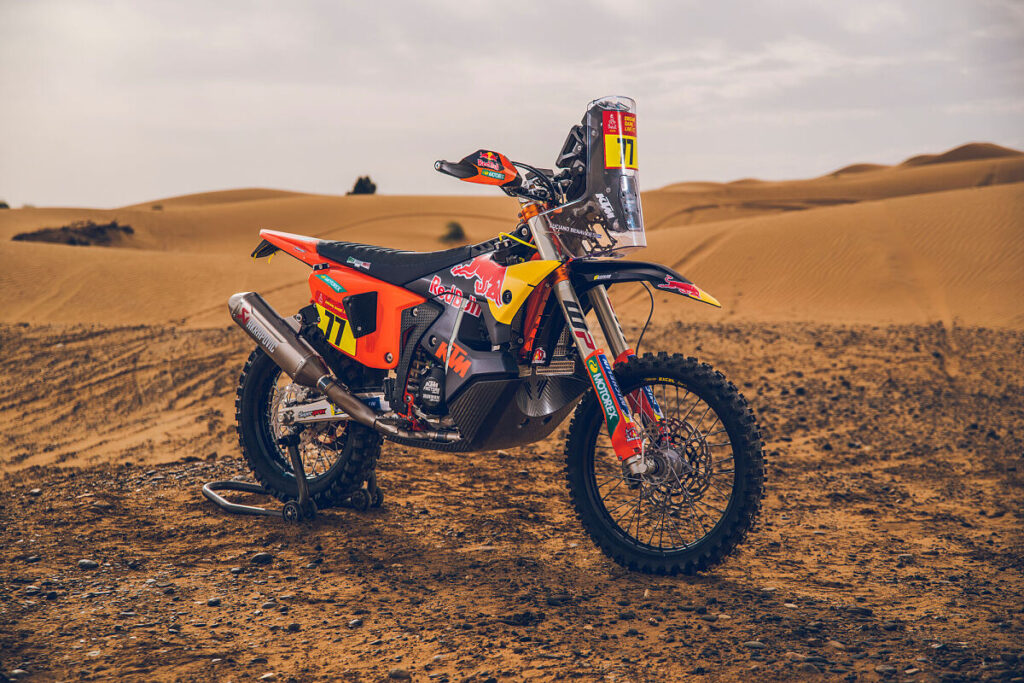KTM 450 Rally Replica Luciano Benavides Factory Edition con livrea Red Bull e componenti factory