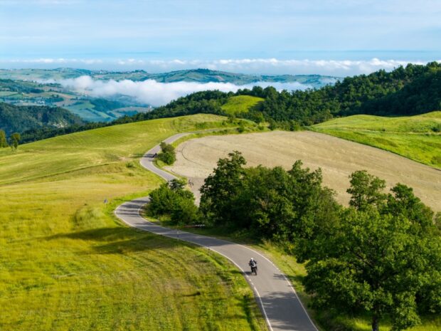 Partecipanti del motoraid MOTOTREK500 2026 durante il percorso di 500 km