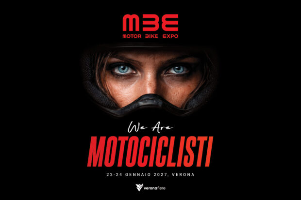 Volto incorniciato dalla visiera di un casco nella campagna Motor Bike Expo 2027