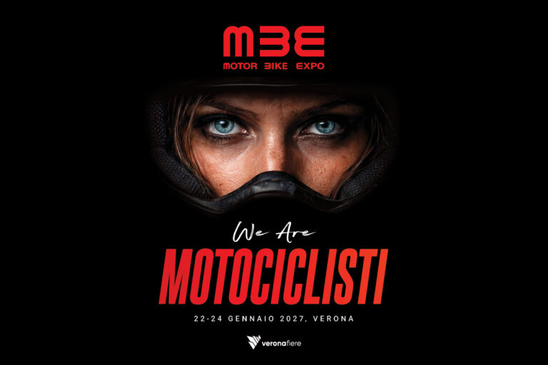 Volto incorniciato dalla visiera di un casco nella campagna Motor Bike Expo 2027