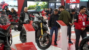 Stand di marchi moto e biciclette a Motobike Istanbul 2026 per soluzioni di mobilità su due ruote