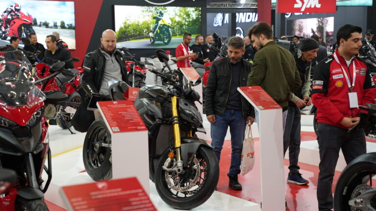 Stand di marchi moto e biciclette a Motobike Istanbul 2026 per soluzioni di mobilità su due ruote