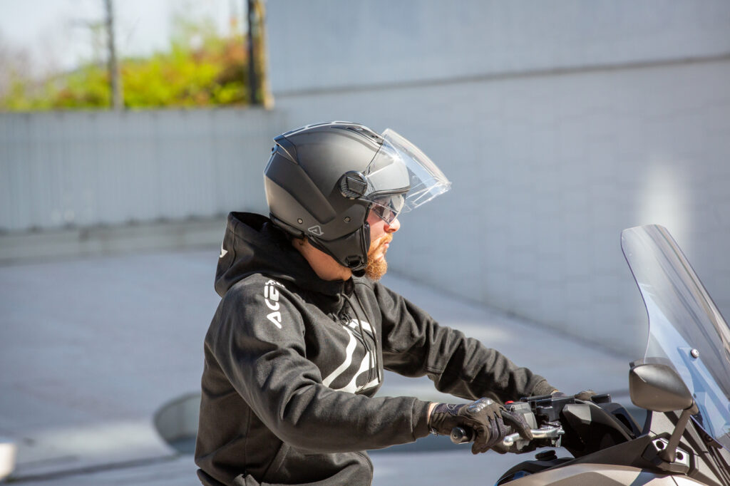 Acerbis Fly Hoodie e casco Levante per mobilità urbana quotidiana