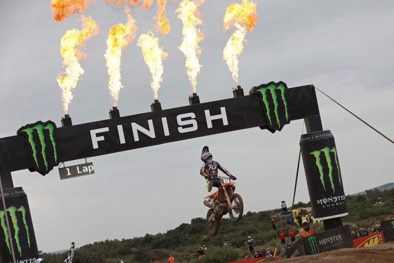 Sacha Coenen in gara con la KTM del team De Carli sulla sabbia di Riola Sardo al GP di Sardegna