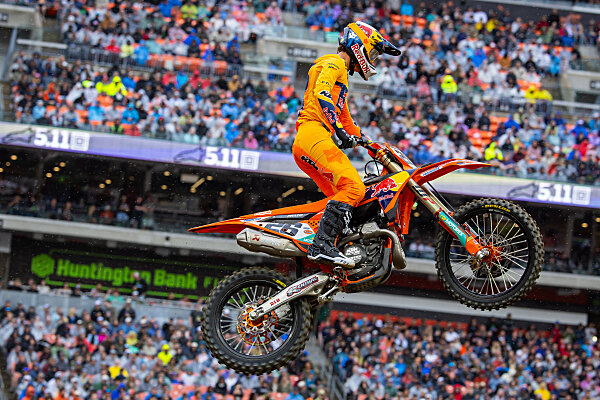 Red Bull KTM Factory Racing in azione al Triple Crown AMA Supercross di Cleveland