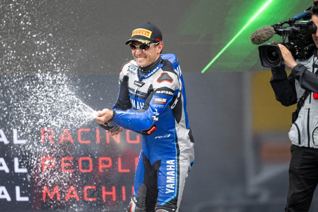 Albert Arenas in gara al TT Circuit Assen con la Yamaha R6, protagonista del Mondiale Supersport