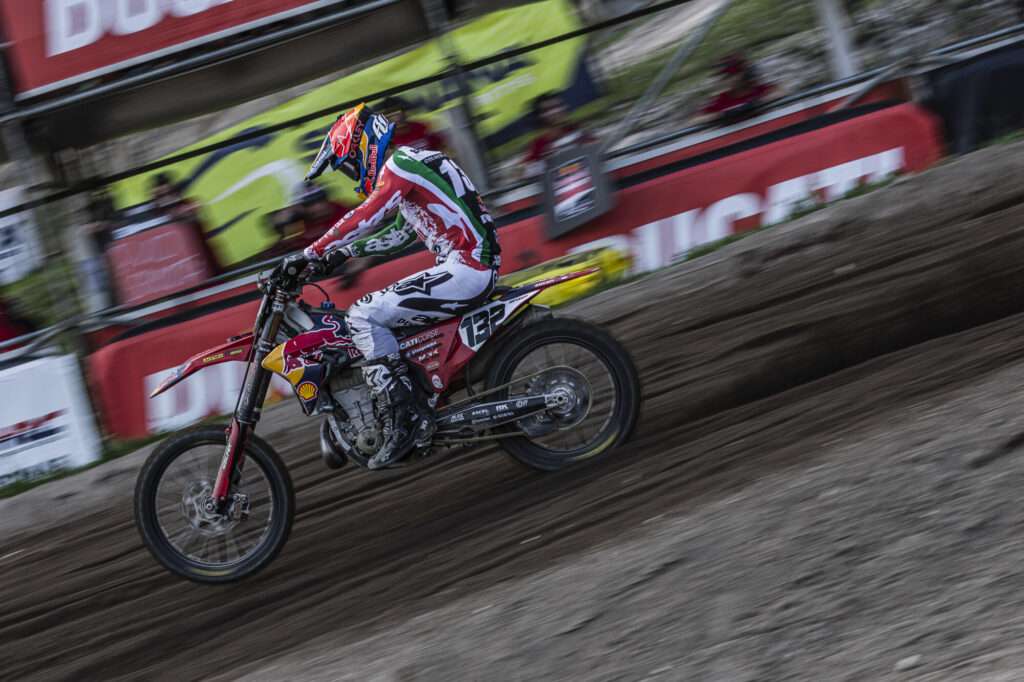 Ducati Desmo450 MX del Red Bull Ducati Factory Team sul tracciato di Pietramurata