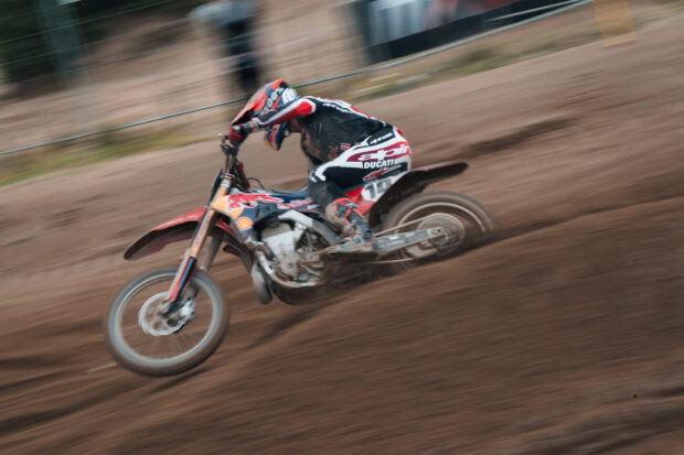 Moto Ducati Desmo del programma motocross in gara a Riola Sardo