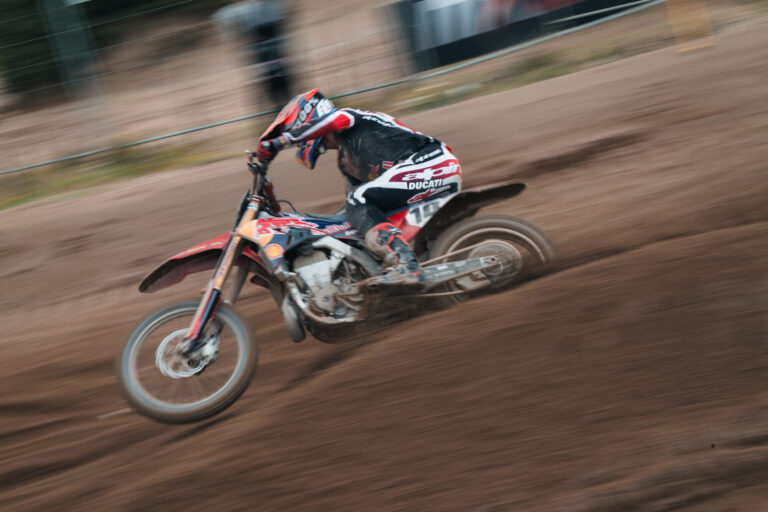 Moto Ducati Desmo del programma motocross in gara a Riola Sardo