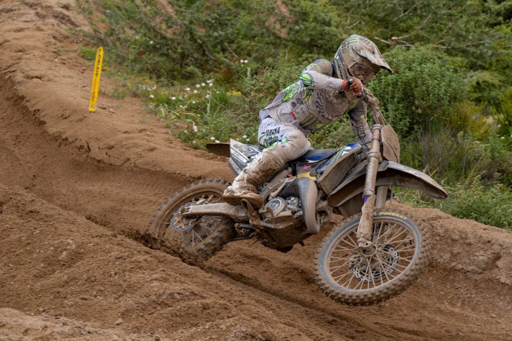 Sleny Goyer del MJC Yamaha nella manche vinta dell'EMX125 a Riola Sardo sulla sabbia