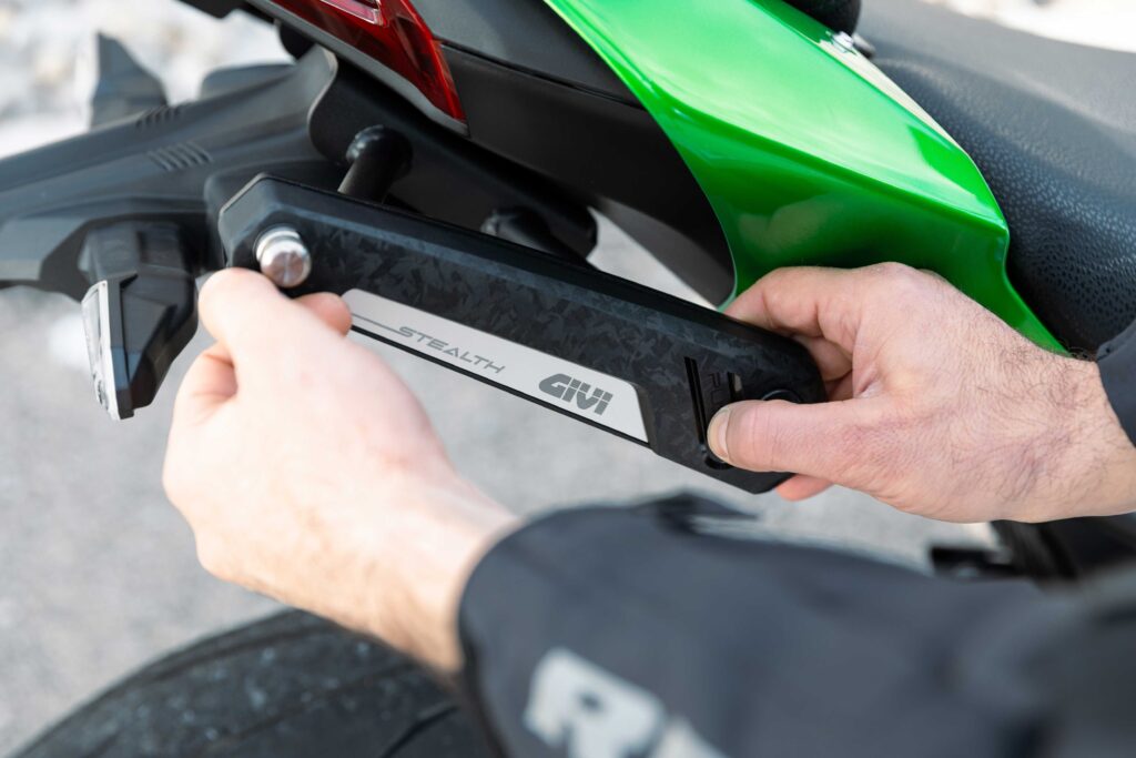 Attacco retraibile GIVI Stealth per Kawasaki Z900, soluzione discreta per borse laterali EASY12