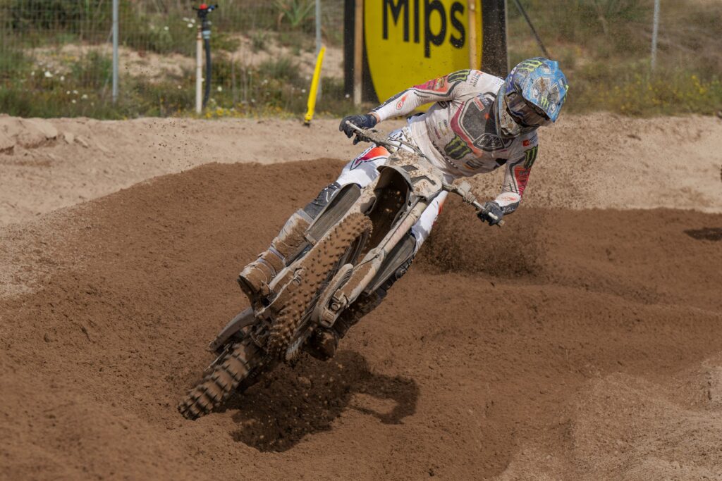 Janis Reisulis con la Yamaha YZ250FM al GP Sardegna MX2 su tracciato sabbioso