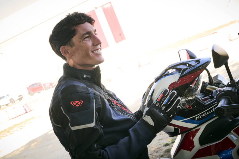 Capi della collezione Honda e IXON: abbigliamento tecnico per motociclisti orientato a sicurezza e comfort