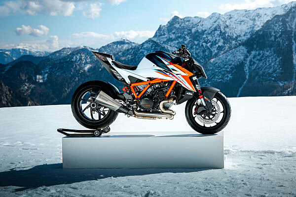 KTM 1390 Super Duke RR 2026, hypernaked serie limitata pensata per pista e strada