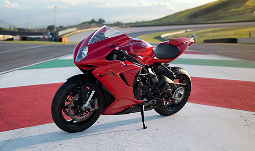 MV Agusta F3 R supersport stradale con tre cilindri da 147 CV e dotazioni elettroniche di serie