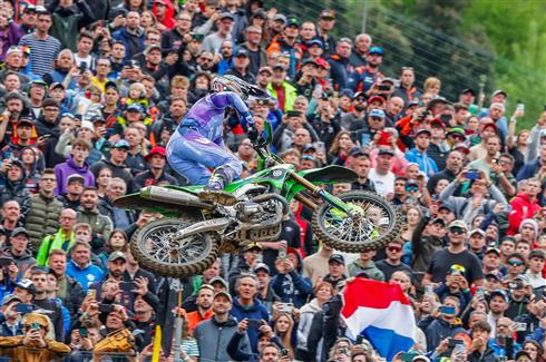 Romain Febvre con la Kawasaki KX450-SR al MXGP Trentino 2024, protagonista della prima manche