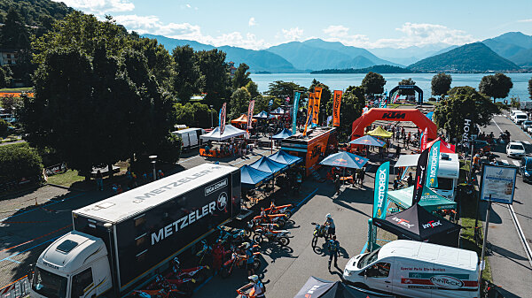 Piloti del Trofeo Enduro KTM 2026 in gara con moto KTM durante la tappa d'apertura