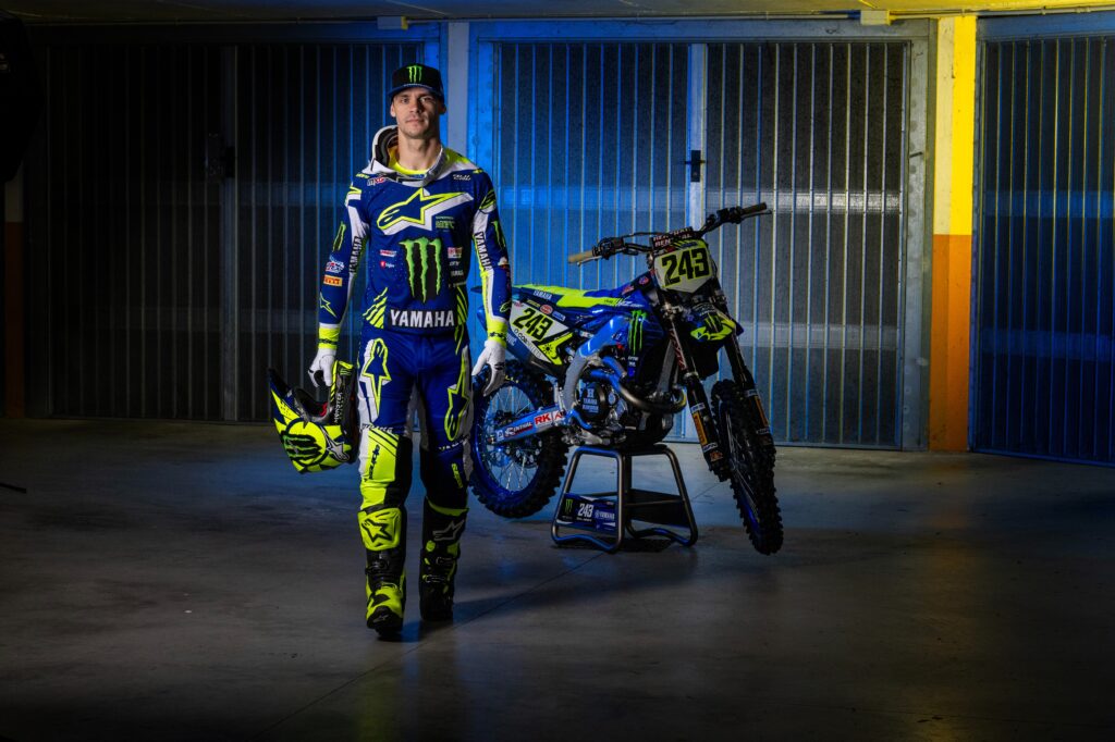 Tim Gajser su Yamaha YZ450FM con livrea tributo Valentino Rossi e completo Alpinestars coordinato