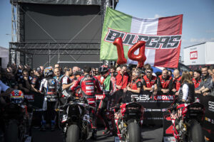 Nicolò Bulega con la Panigale V4 R dell'Aruba.it Racing – Ducati dopo il record di 14 vittorie consecutive