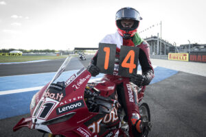 Nicolò Bulega e la Panigale V4 R protagonisti della 14ª vittoria consecutiva in Superbike