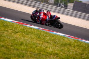 CBR del team Honda HRC al Balaton Park Circuit durante il weekend di WorldSBK, con Chantra e Kunii in pista