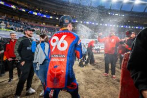 Hunter Lawrence su Honda CRF450RWE al Denver Supercross 2026, vincitore del round