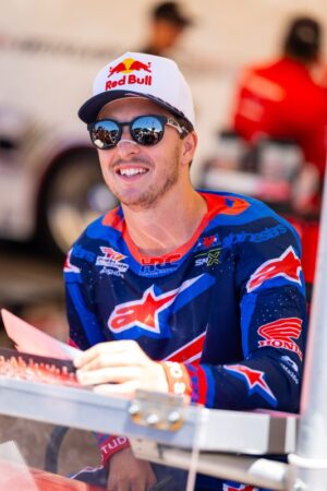 Hunter Lawrence con la Honda CRF450RWE dopo la vittoria al Denver Supercross 2026