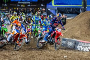 Hunter Lawrence su Honda CRF450RWE dopo la vittoria al Denver Supercross 2026