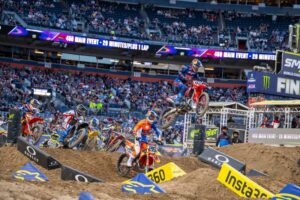 Hunter Lawrence su Honda CRF450RWE al Denver Supercross 2026, vittoria che riapre il titolo