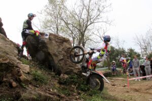 Piloti in gara al Campionato Italiano Trial di Fiumalbo durante il secondo round