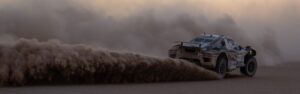 Concorrente del rally-raid in tappa di preparazione verso l'Africa Eco Race