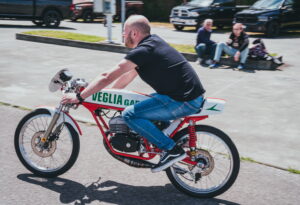 Appassionati con cinquantini al raduno 50cc Fever Fest a Lignano Sabbiadoro