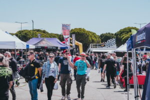 Partecipanti e appassionati al raduno 50cc Fever Fest a Lignano Sabbiadoro