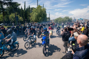 Espositori e pezzi di ricambio per cinquantini all'Area Mercato della 50cc Fever Fest a Lignano