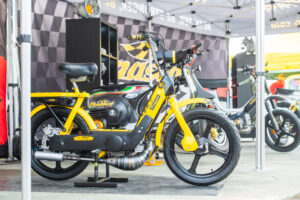 Cinquantini d'epoca esposti alla 50cc Fever Fest nell'area mercato dello Stadio Guido Teghil