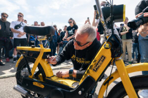 Area mercato della 50cc Fever Fest con espositori e componenti per cinquantini