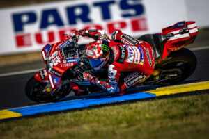 Francesco Bagnaia con la Ducati Lenovo Team durante la Sprint MotoGP a Le Mans