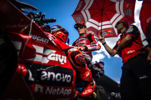 Francesco Bagnaia con la Ducati Lenovo Team durante la Sprint MotoGP a Le Mans