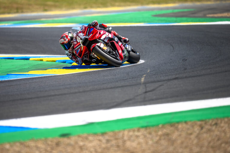 Bagnaia secondo nella Sprint di Le Mans, infortunio per Márquez