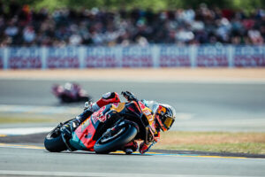 Pedro Acosta con KTM RC16 al circuito Bugatti di Le Mans nel weekend MotoGP
