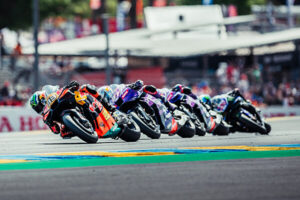 Brad Binder su KTM RC16 durante la Sprint MotoGP a Le Mans