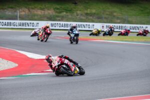 Moto in gara al Mugello durante il round Dunlop CIV, spettacolo tra Superbike e classi minori