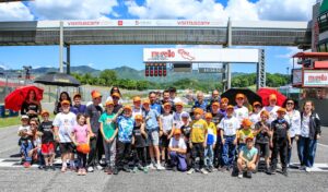 Pubblico e paddock al Mugello durante il round Dunlop CIV