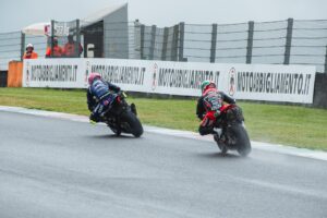 Pilota in gara sul bagnato al Mugello durante il round Dunlop CIV