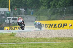 Piloti del Dunlop CIV Mugello in azione sul bagnato nel round Motoabbigliamento.it